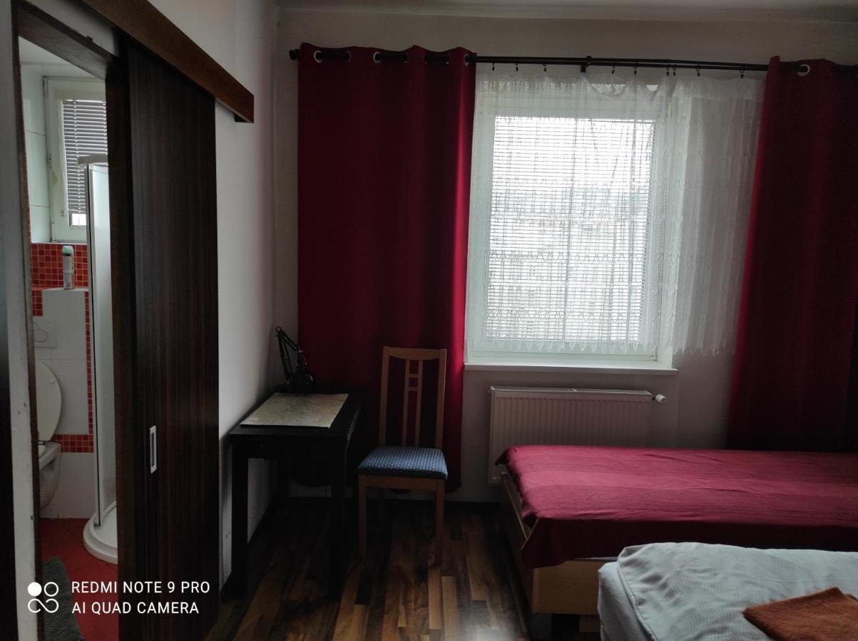 Red Apartment Bratislava Eksteriør bilde